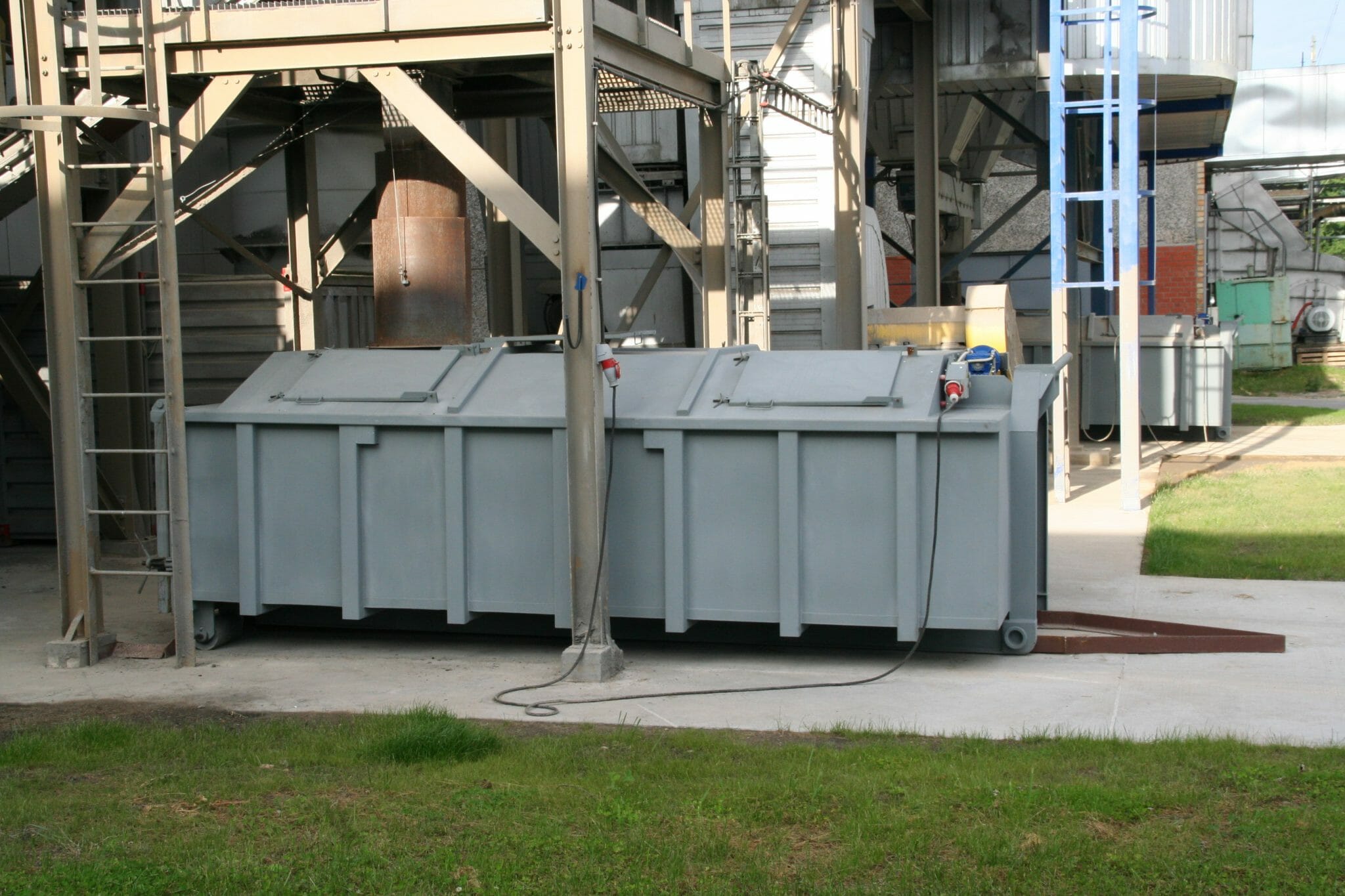 Screw container