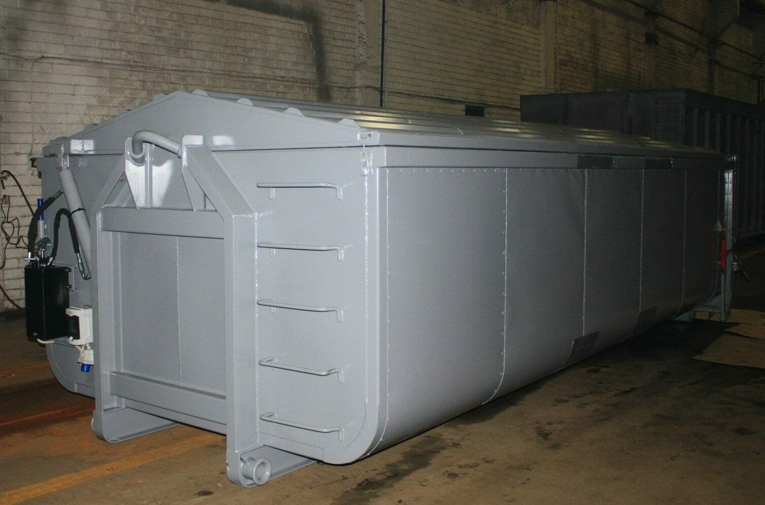 Waste container with roof