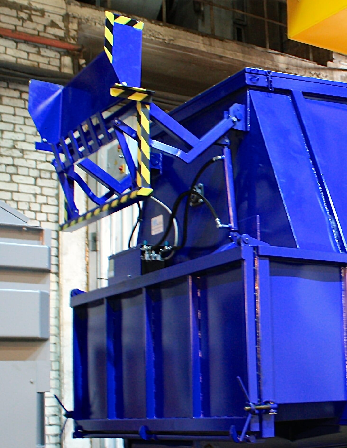 Bin tipping device Bin lift